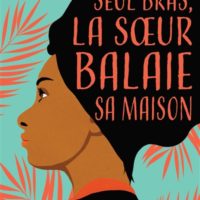 Et d'un seul bras, la soeur balaie sa maison