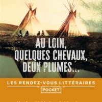 Au loin, quelques chevaux, deux plumes...