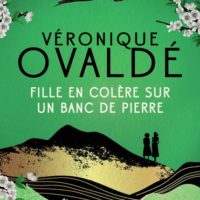 Fille en colère sur un banc de pierre