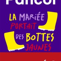 La mariée portait des bottes jaunes